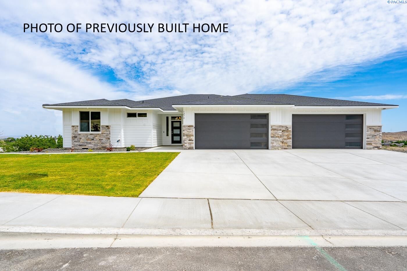 Property Photo:  825 Thebes St  WA 99353 