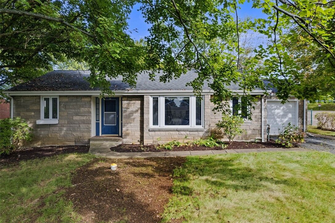 Property Photo: 104 Meadow Rd PA 15116
