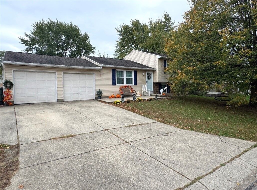 Property Photo:  5540 Signet Drive  OH 45424