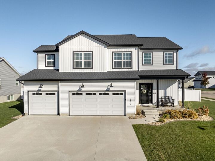 2621 Autumn Woods Drive  Cedar Falls IA 50613 photo