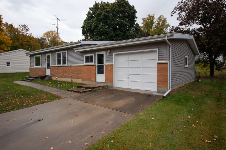 Property Photo:  124 Manor Drive  MI 49014