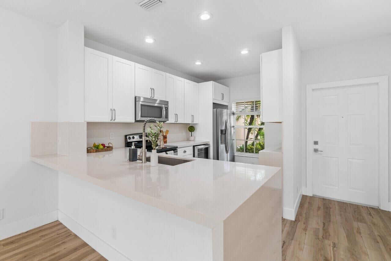 Property Photo: 6427 Park Lake Circle FL 33437