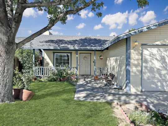 Property Photo:  930 W Hood Ave  CA 93555 
