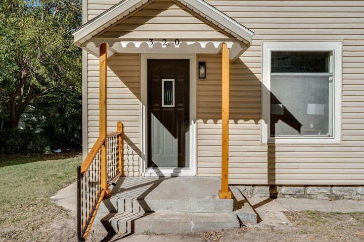 Photo de la propriété:  320 E 7th St  KS 67114-2702