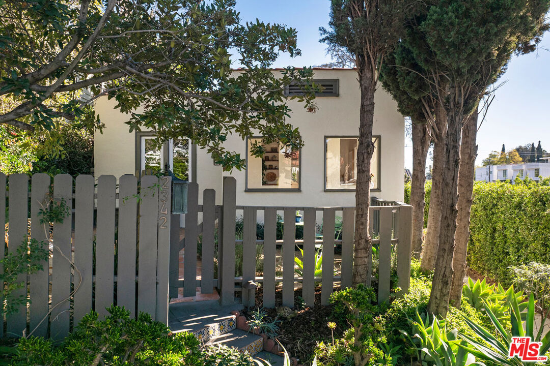 Property Photo:  2342 Earl St  CA 90039