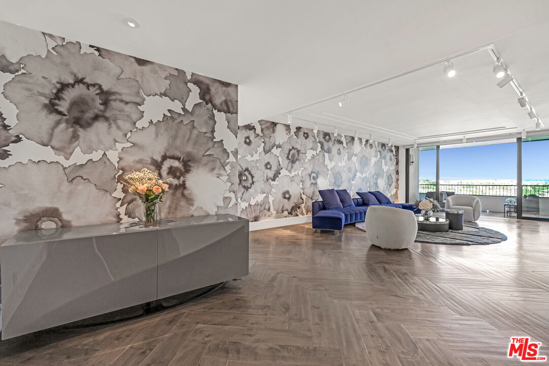 Property Photo:  1100 Alta Loma Rd  CA 90069 