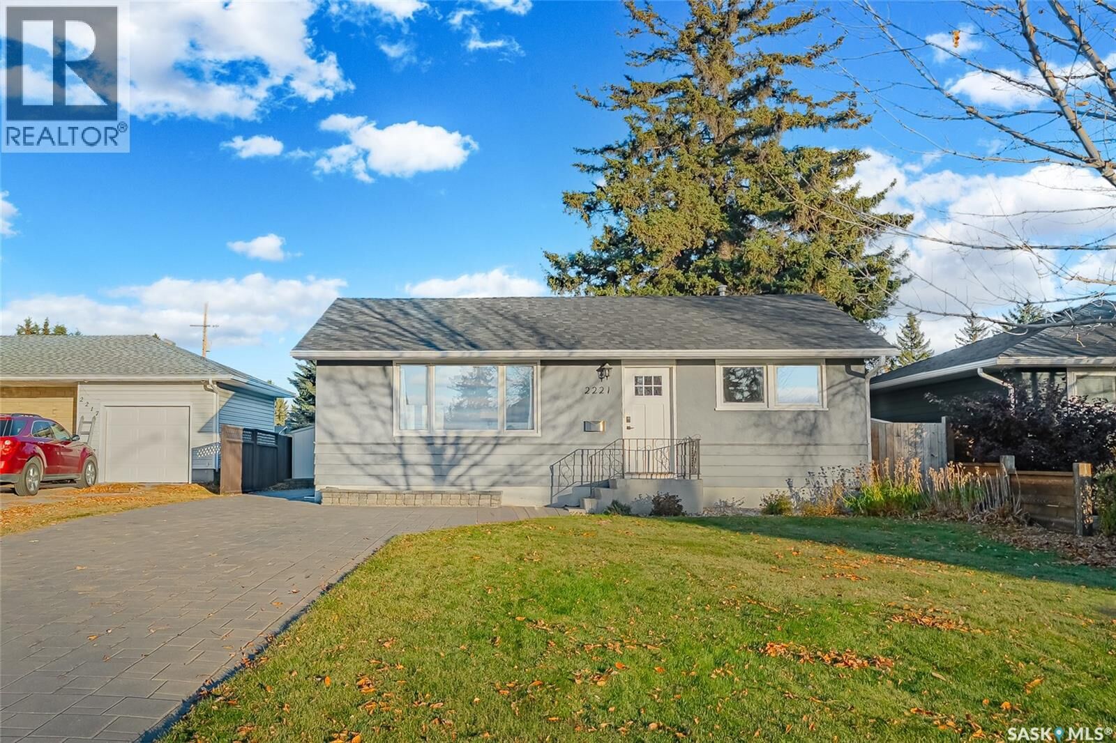 Property Photo:  2221 Haultain Avenue  SK S7J 1P7