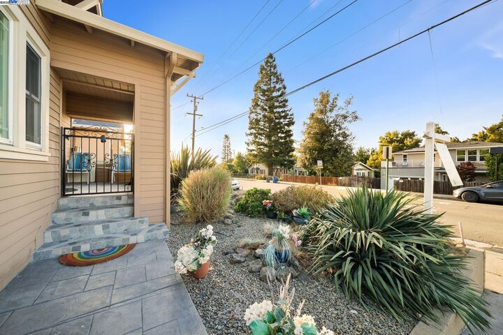 Property Photo: 1621 D St CA 94541