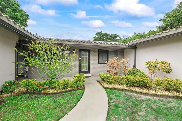 Property Photo:  600 NW 22nd Ct  FL 33311 