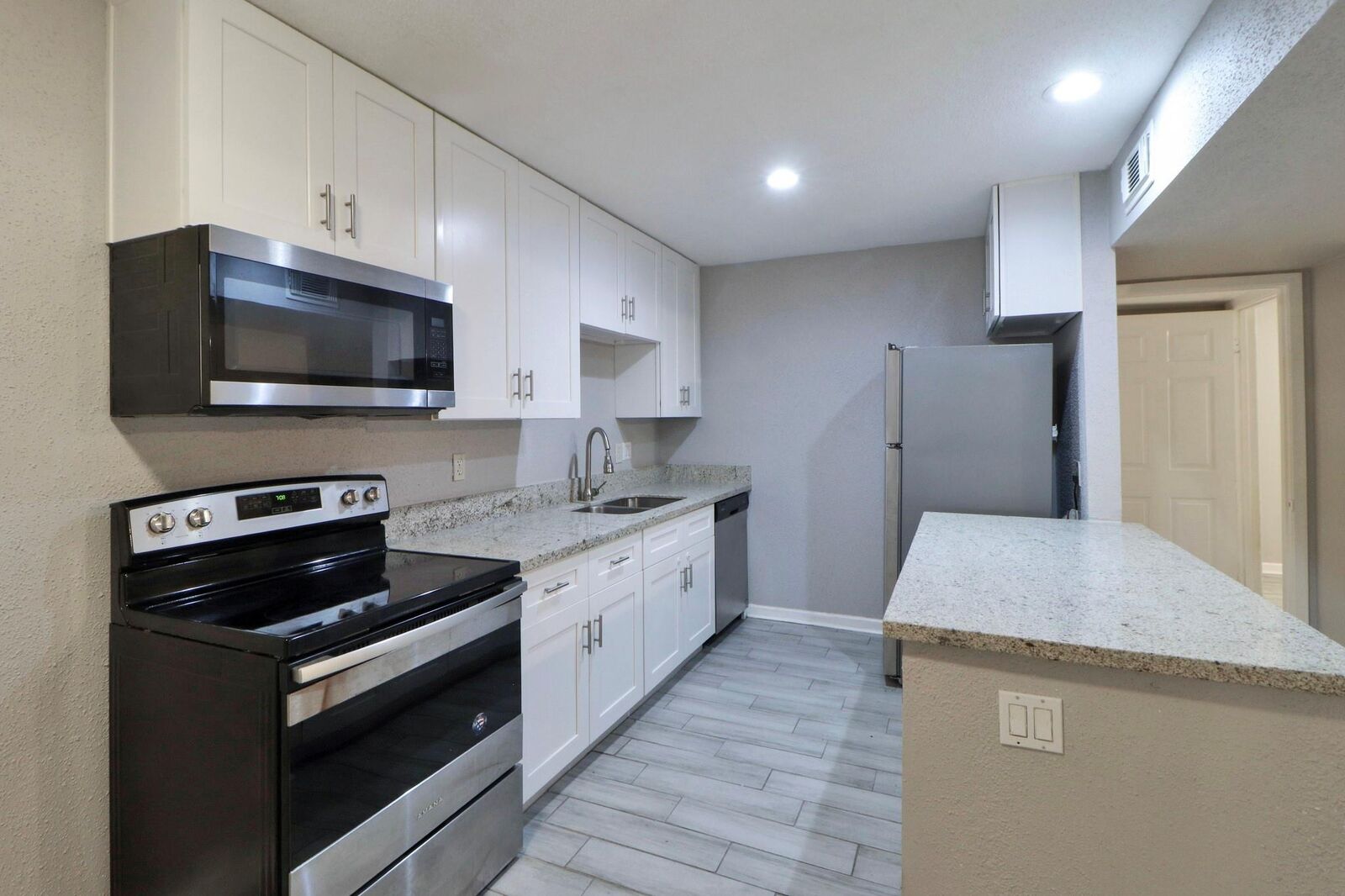 Property Photo: 5929 Queensloch Drive 235 TX 77096