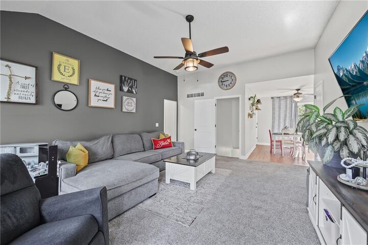 Property Photo:  1017 E Pumpkin Ridge Street  KS 66030