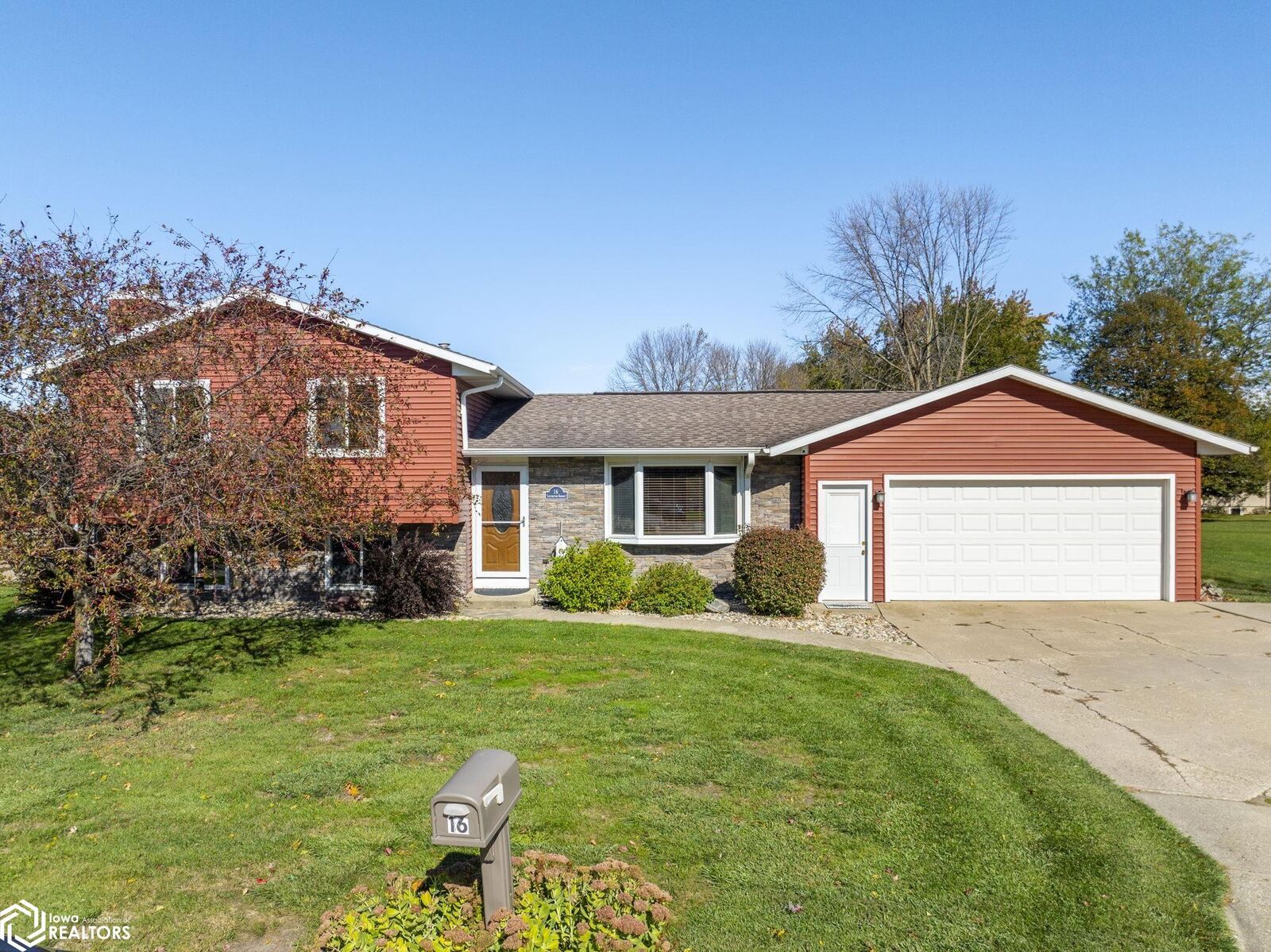 Property Photo: 16 Lexington Square IA 50401