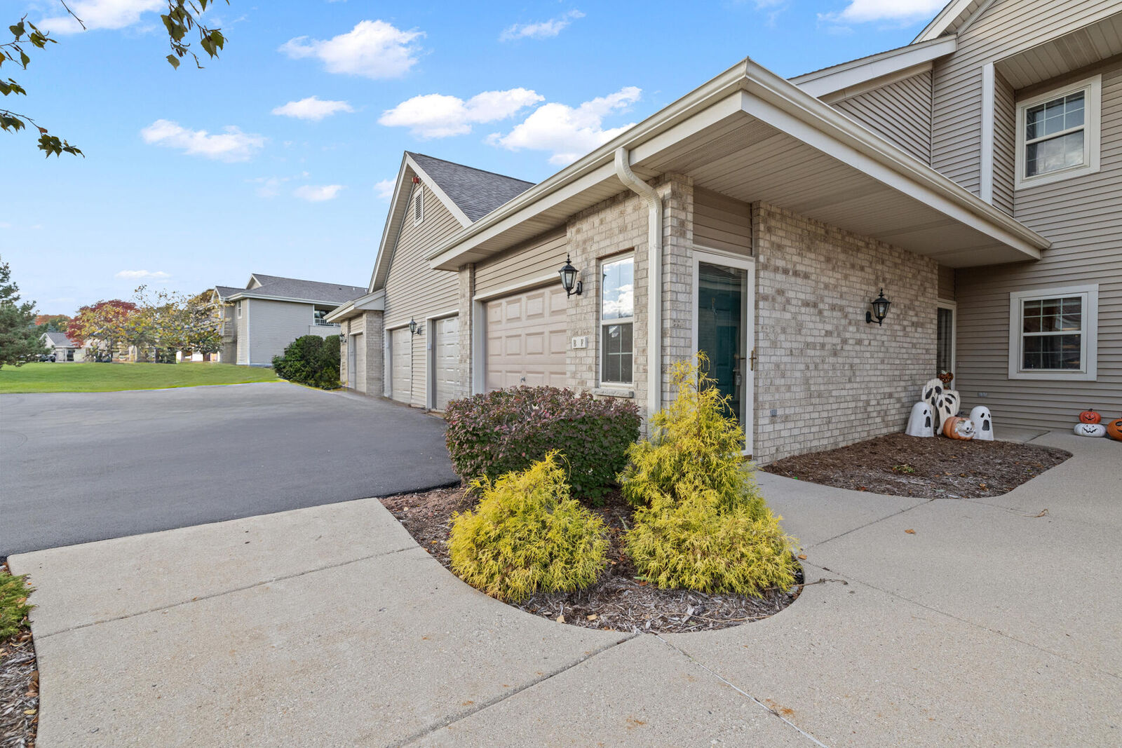 Property Photo:  18520 Emerald Cir F  WI 53045