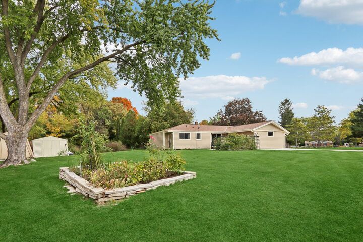 Property Photo:  901 Anton Rd  WI 53029