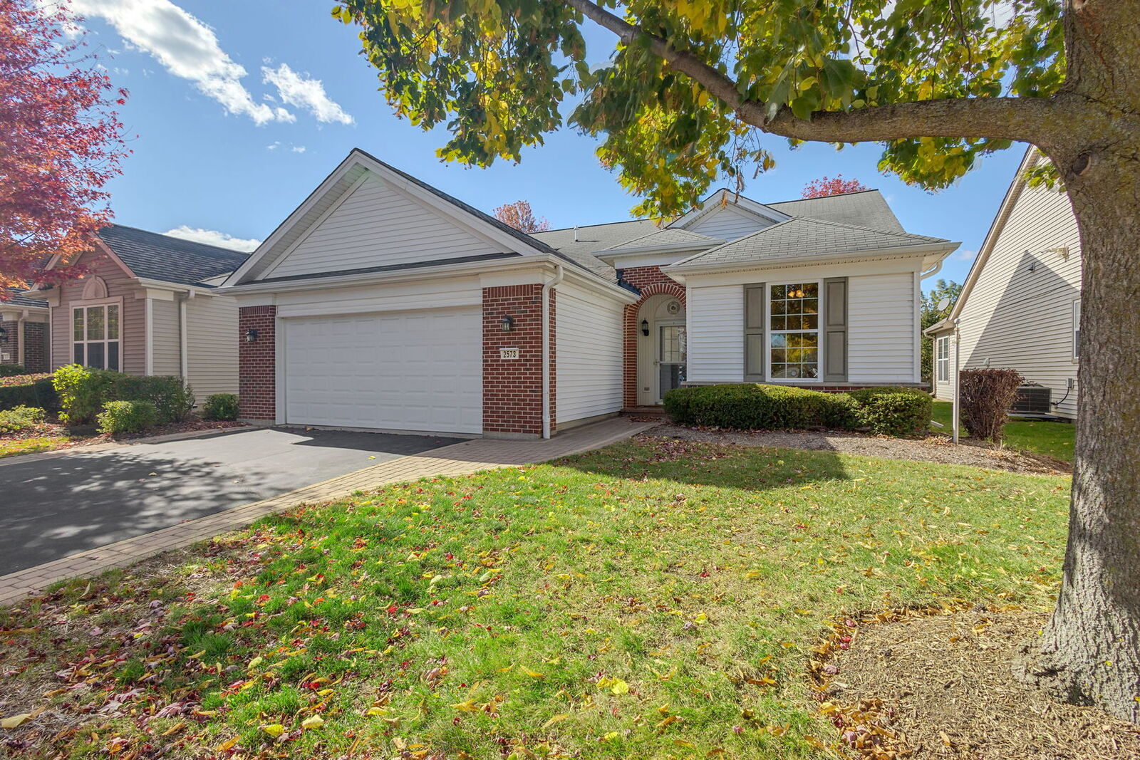 Property Photo:  2573 Venetian Lane  IL 60124