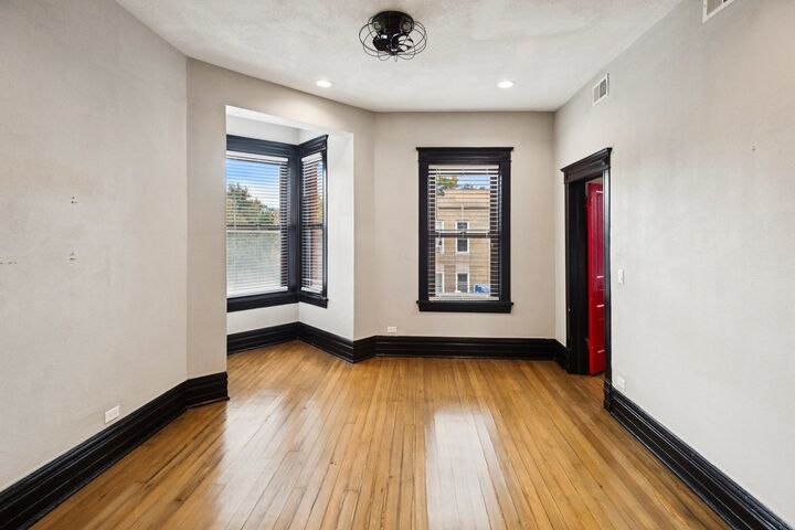 Property Photo:  2900 W Belmont Avenue 3  IL 60618