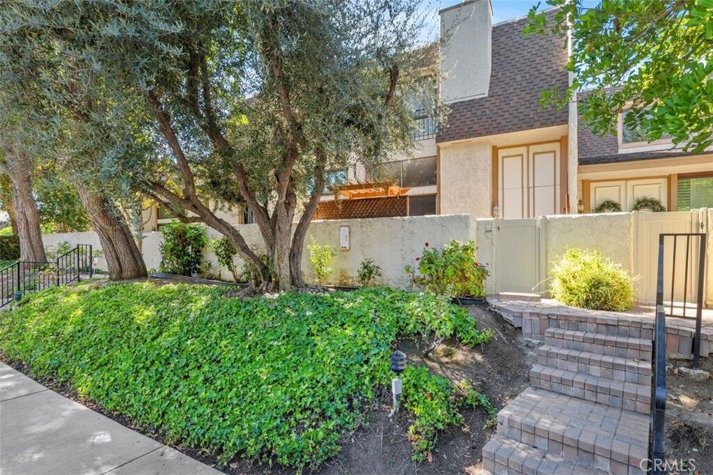 Property Photo:  6225 Shoup Avenue 109  CA 91367