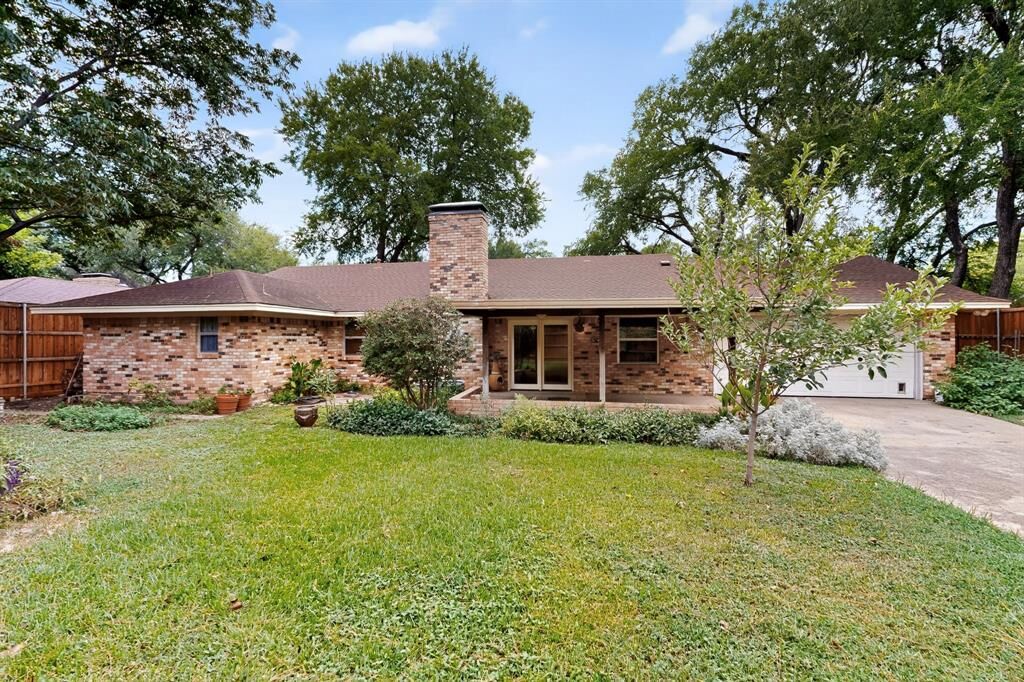 Property Photo: 1802 Westminster Drive TX 75050
