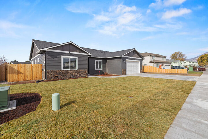 Property Photo: 3712 La Habra Way OR 97603