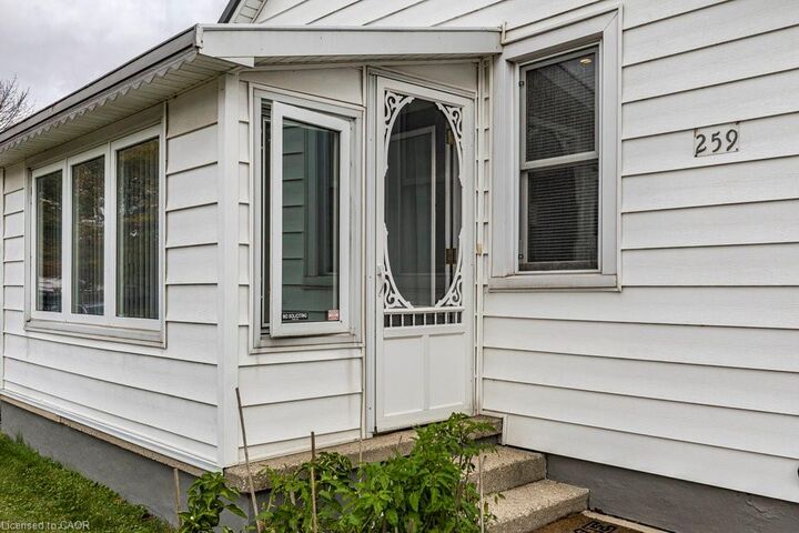 Property Photo:  259 Metcalfe Street N  ON N3Y 3Y1