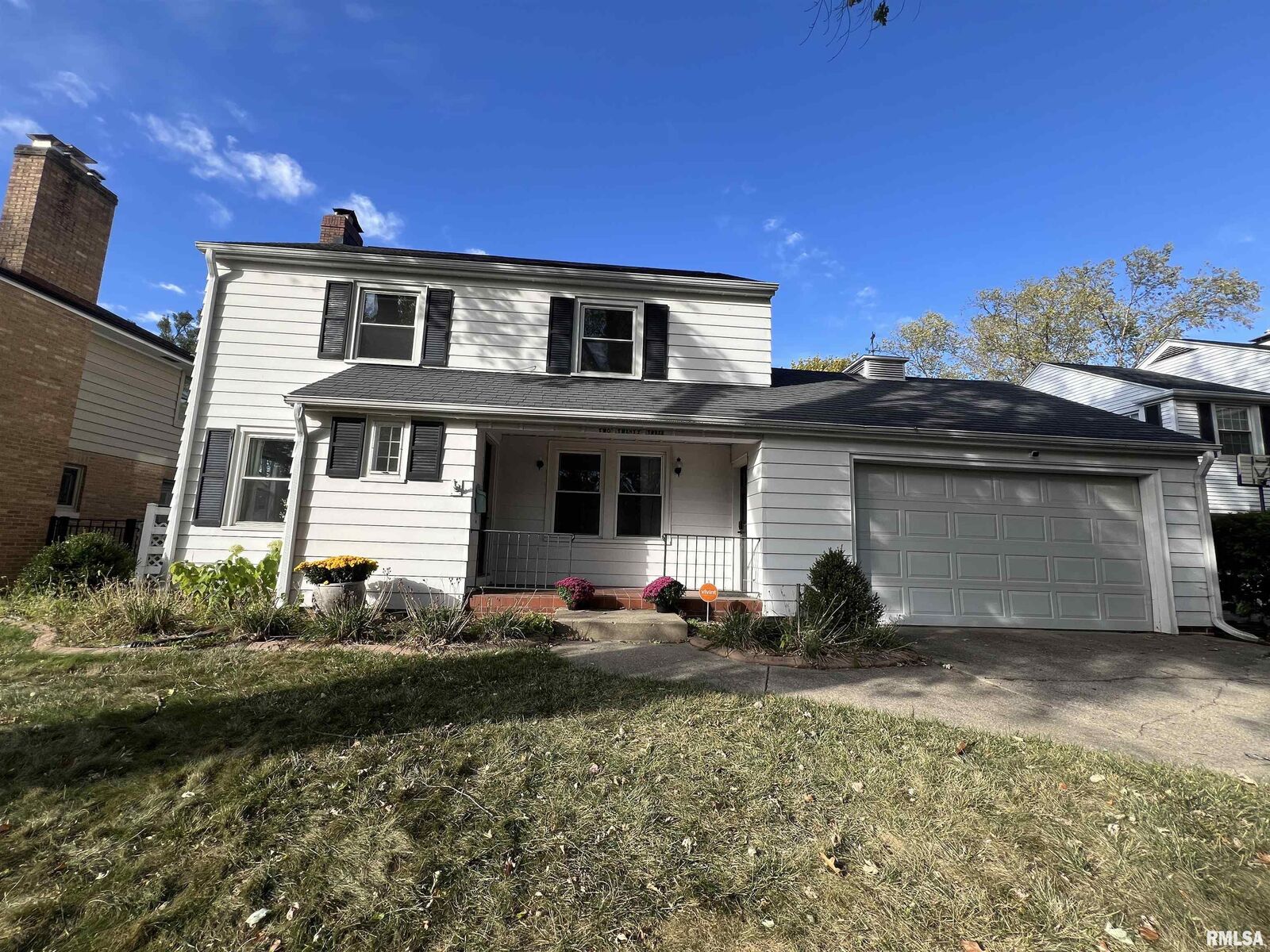 Property Photo: 223 W Hollyridge Circle IL 61614