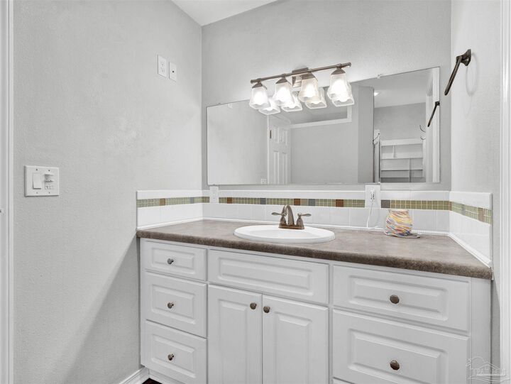 Property Photo: 111 Euclid St FL 32503