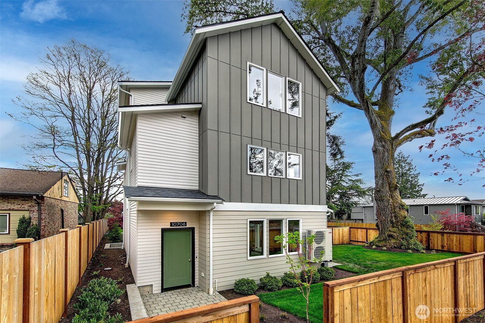 Property Photo:  10706  Fremont Avenue N  WA 98133