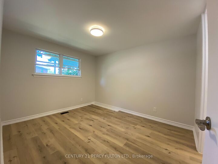 Photo de la propriété:  862 Liverpool Road  ON L1W 1S4