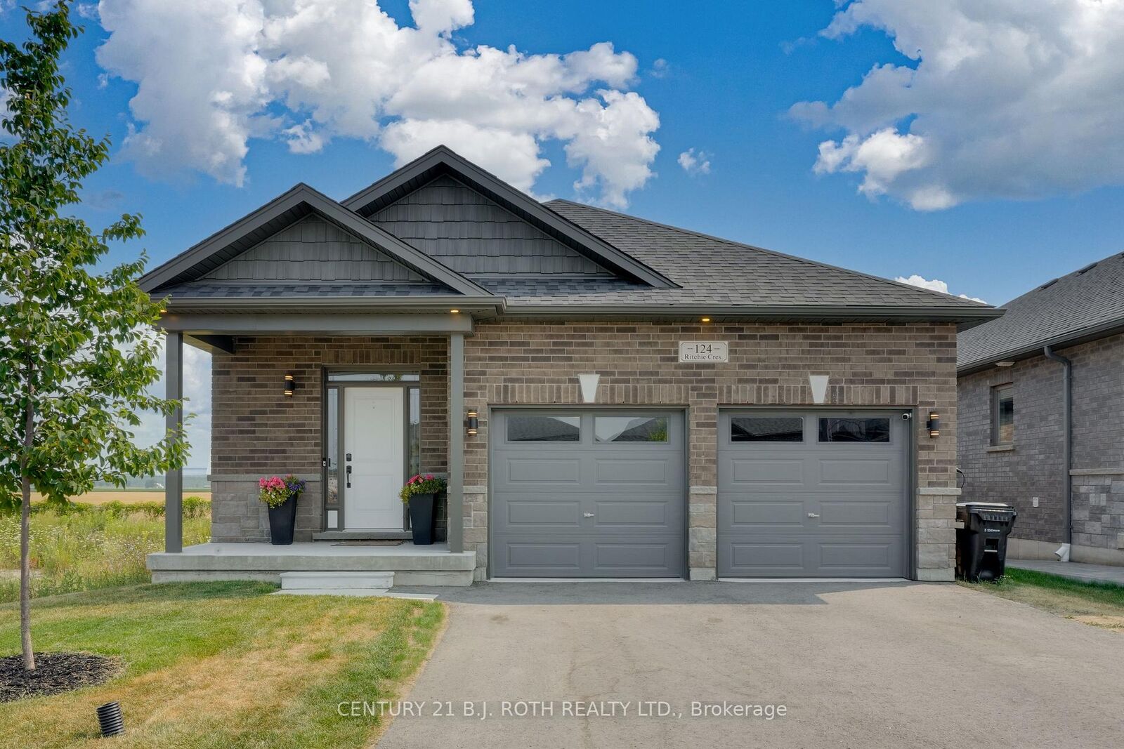 Property Photo:  124 Ritchie Crescent  ON L0L 1P0