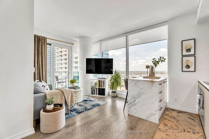 Property Photo:  7890 Jane Street 3806  ON L4K 0K9