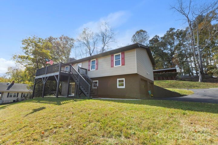 Property Photo:  28 Timber Lane  NC 28806 