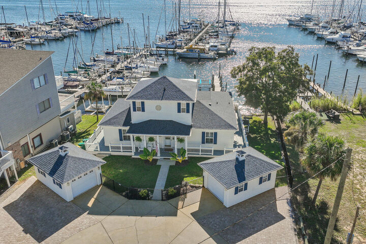 Property Photo:  813 Bayshore Drive  FL 32578