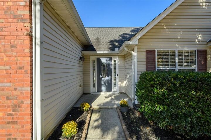 Property Photo:  1001 Autumn Glen Court  GA 30019 