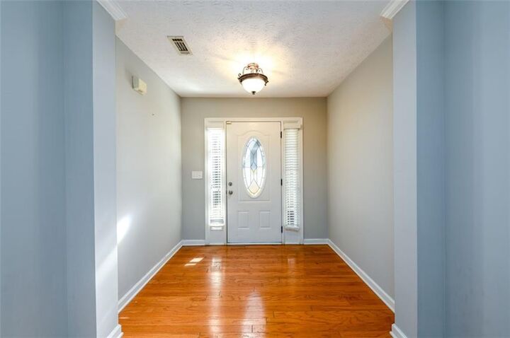 Property Photo: 1001 Autumn Glen Court GA 30019