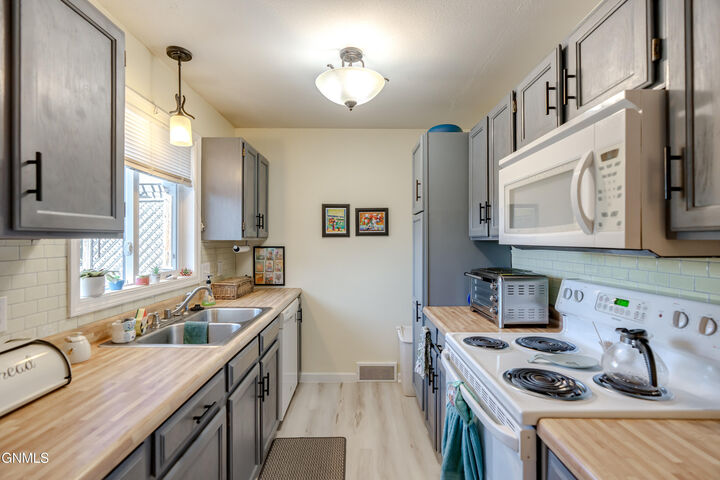 Property Photo:  1401 Collins Avenue  ND 58554