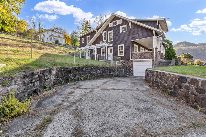 Property Photo:  604 Greenbrier Dr  WV 25951 