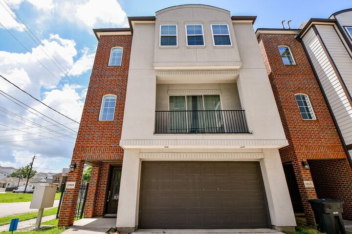 Property Photo:  1909 Hickory Street  TX 77007 