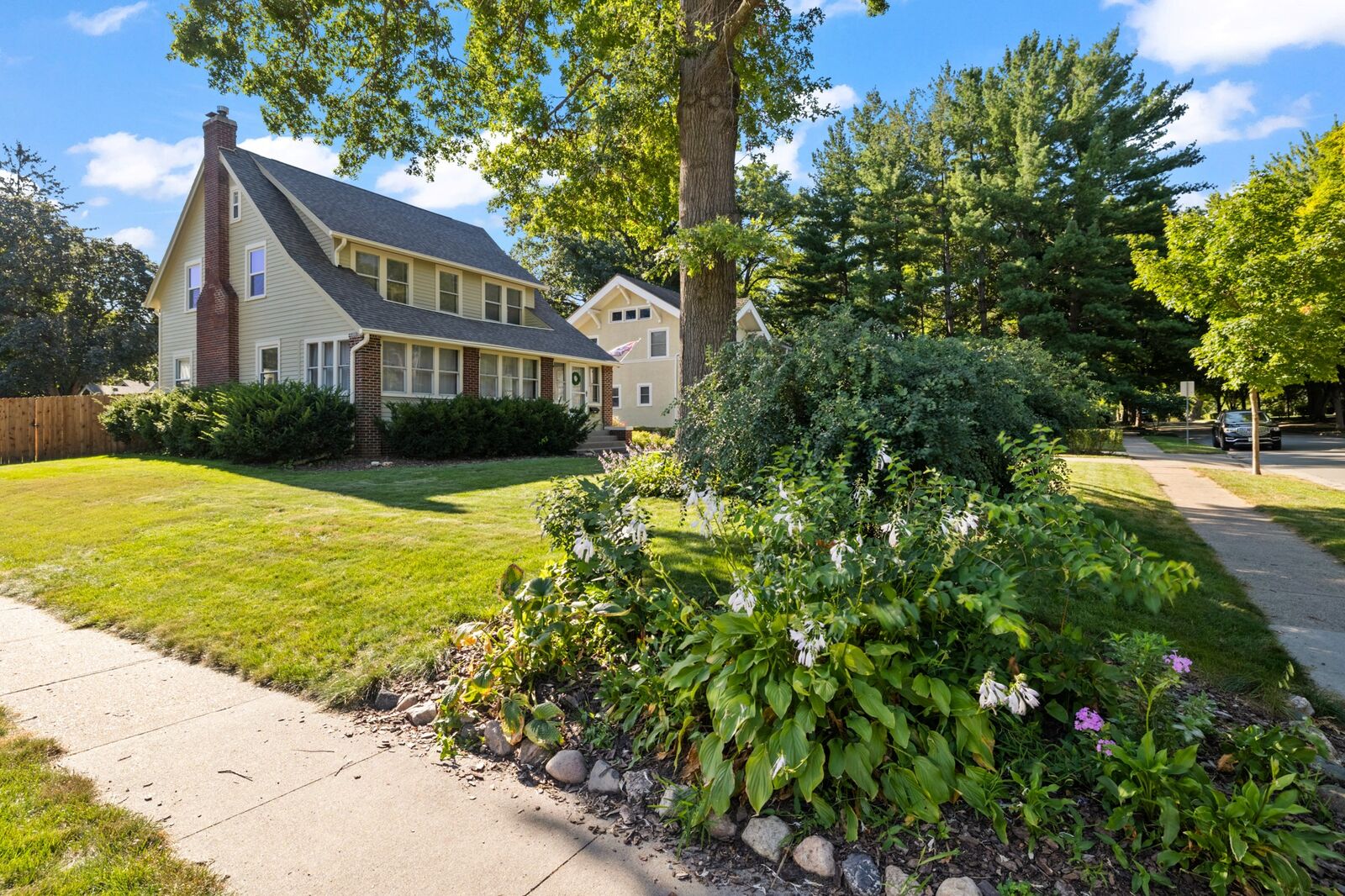 Property Photo: 1021 45th Street IA 50311