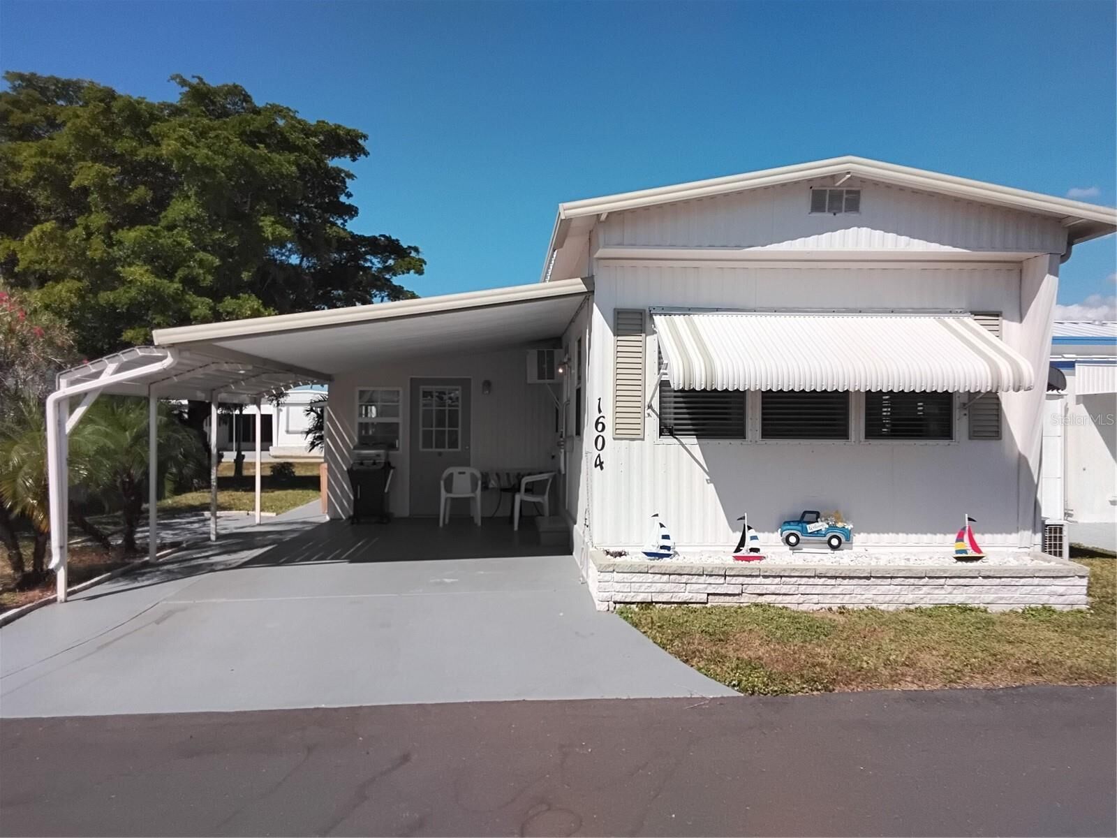 Property Photo: 1604 27th Avenue W FL 34205