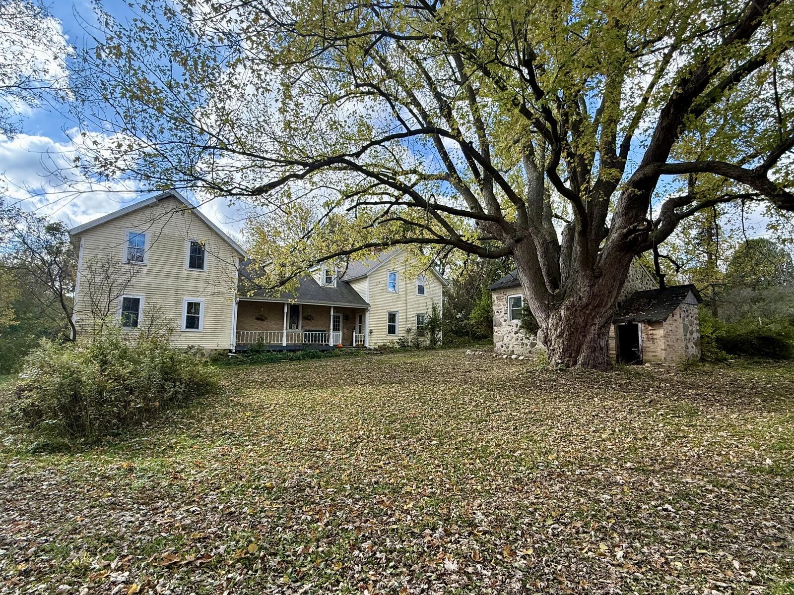 Property Photo:  8878 Orchard Valley Rd  WI 53090