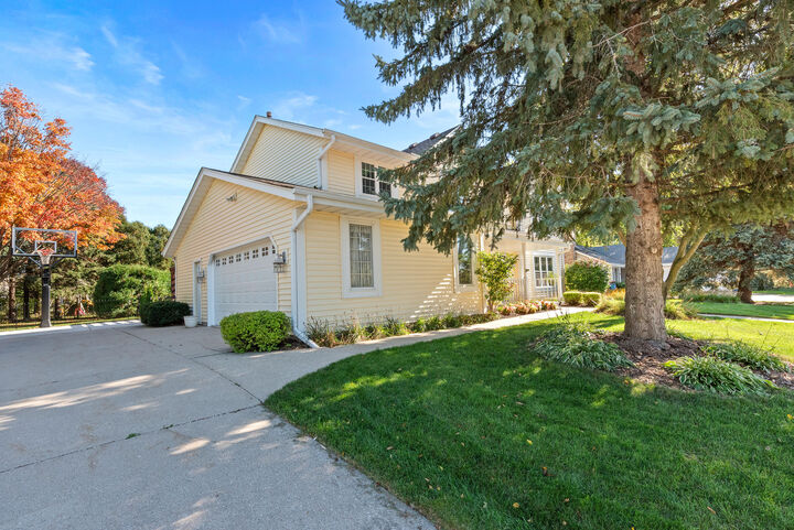 Property Photo:  1431 Crystal Lake Dr  WI 53066