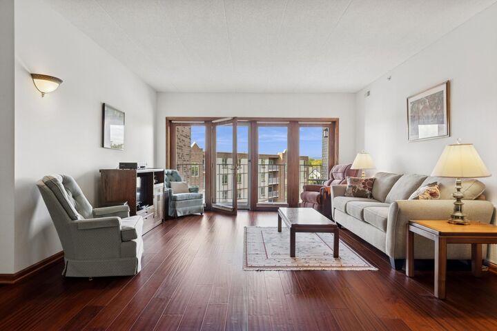 Property Photo:  175 W Brush Hill Drive 404  IL 60126 