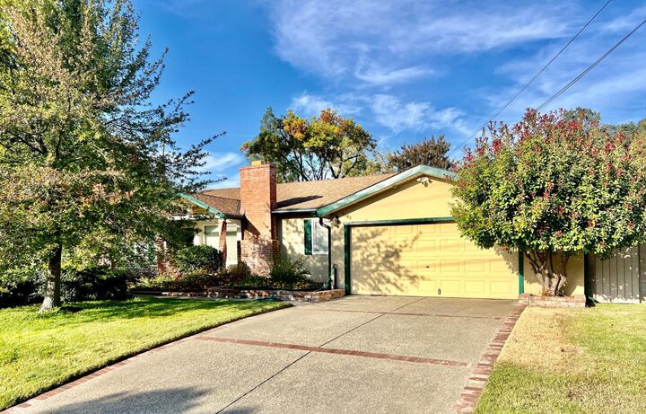 Property Photo: 5540 Willow Oak Way CA 95628