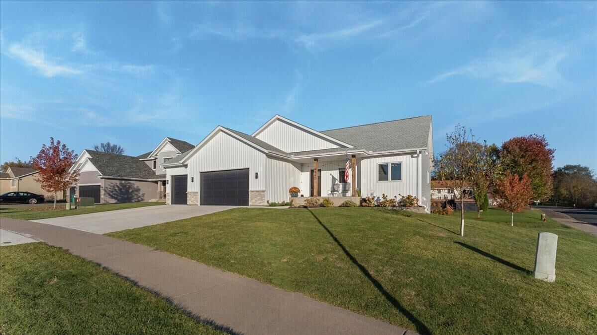 Property Photo:  4940 River Oaks Road  MN 55373 