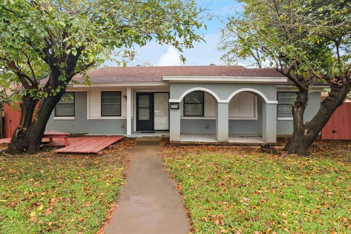 Property Photo:  3908 Cody Court  TX 75062 