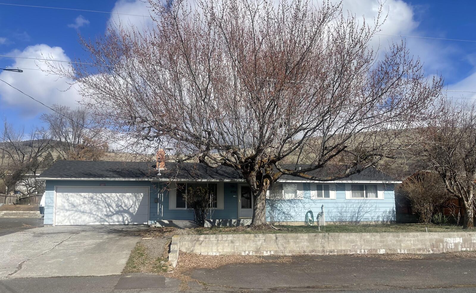 Property Photo:  1735 Chinchalla Way  OR 97603 