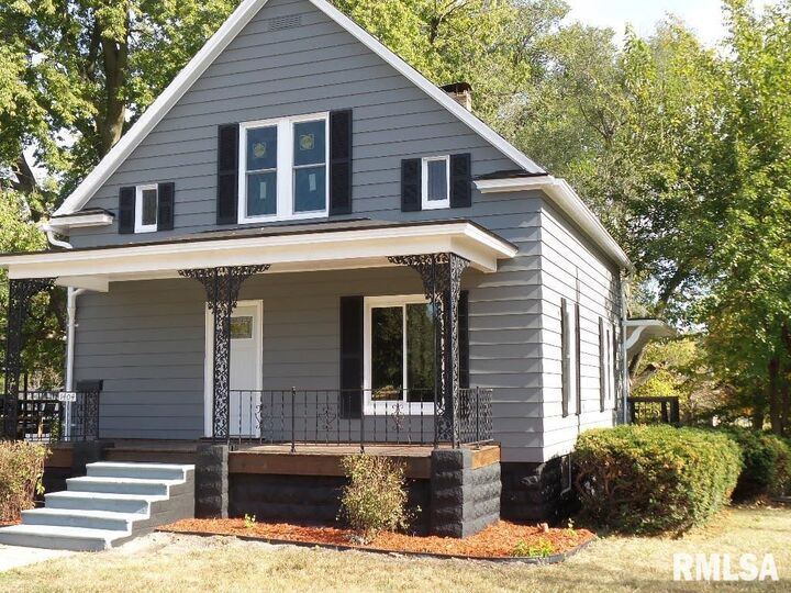 Property Photo:  1404 N Logan Street  IL 61523