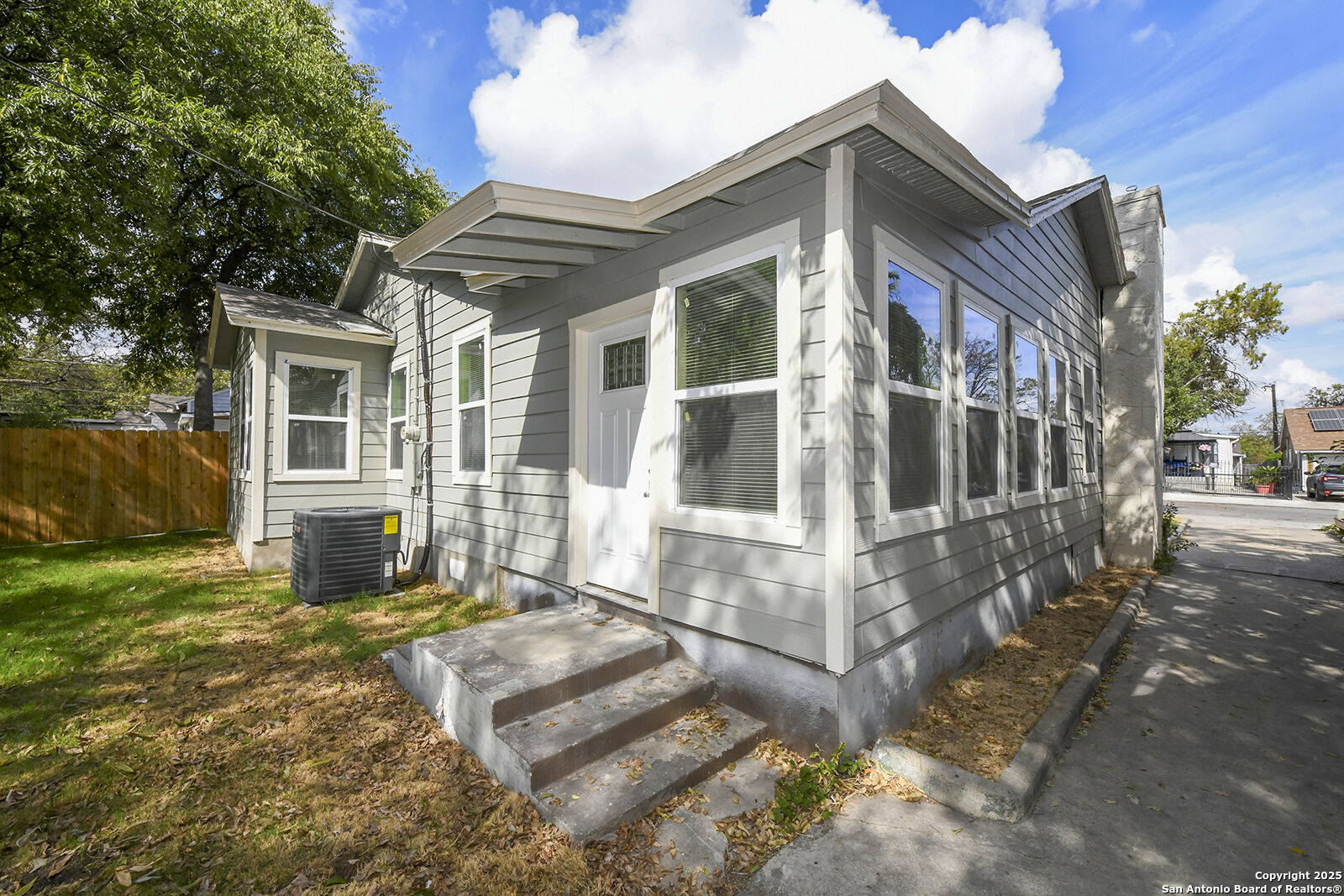 Property Photo:  1326 W Lynwood  TX 78201 