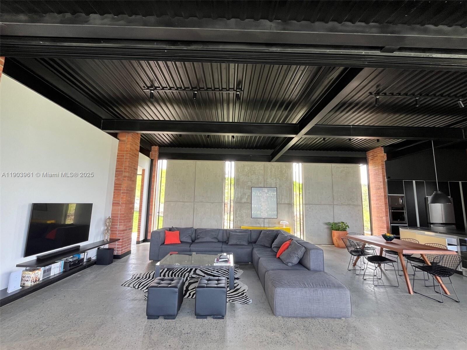 Property Photo:  Via Cerritos Pereira   660007