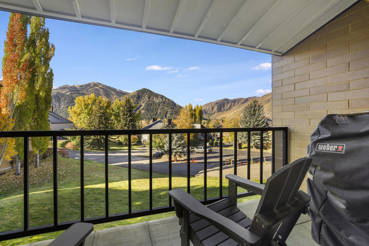 Property Photo:  127 Saddle Rd E7  ID 83340